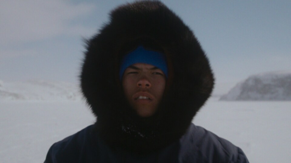 Un jeune innu regarde l'horizon dans l’immensité de l’arctique