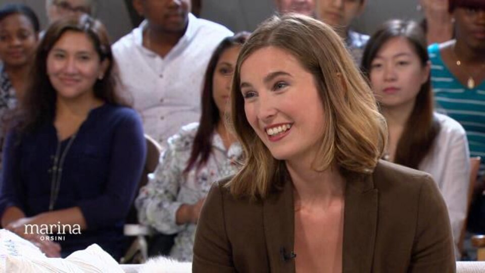 Elle sourit