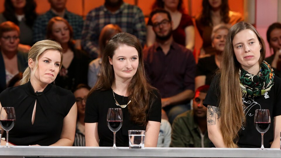 Les trois femmes sont habillées en noir.