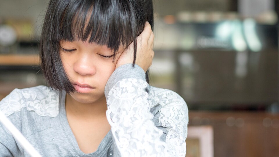 Une jeune fille a de la difficulté à se concentrer.