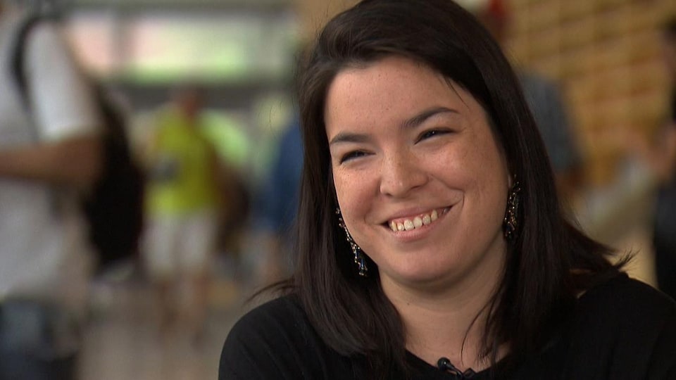 En entrevue, Natasha Kanapé Fontaine sourit.