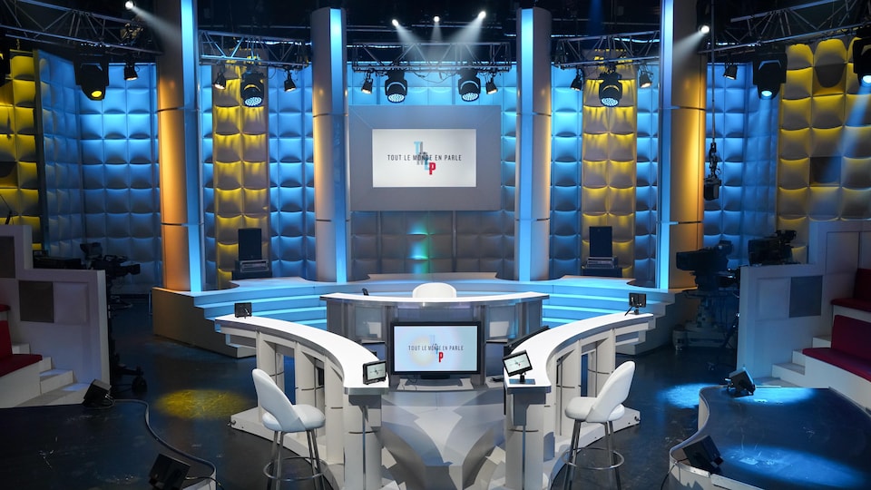 Un studio télé avec le décor de l'émission Tout le monde en parle