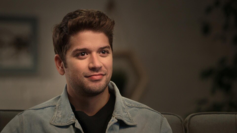 Le jeune acteur porte une veste de denim.