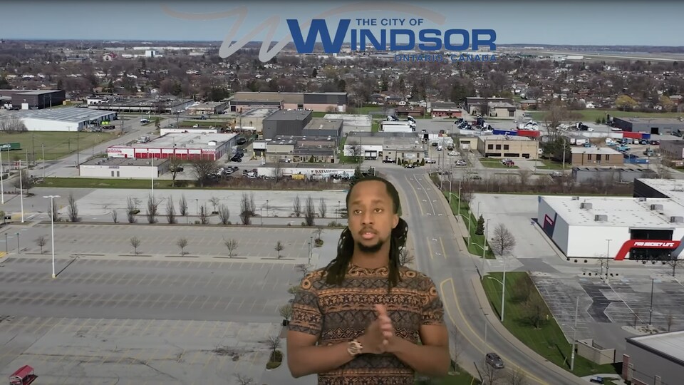 Muco Habimana devant une image aérienne de Windsor.