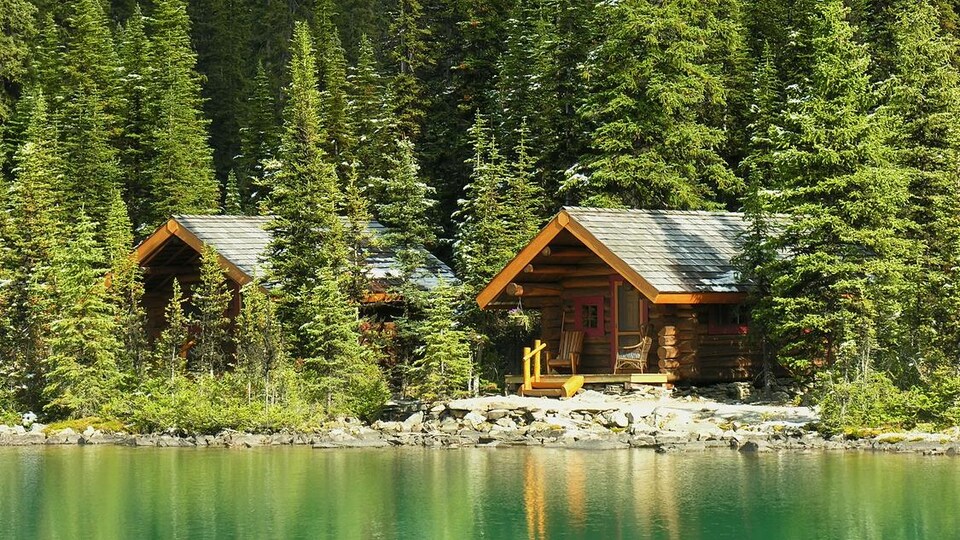 Les chalets sont devant une étendue d'eau.