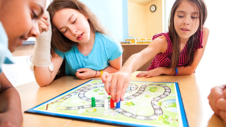 Des jeunes jouent à un jeu de société en groupe.