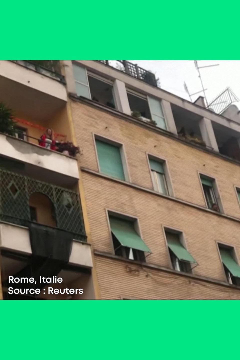 Le balcon d'un bloc appartement en Italie.