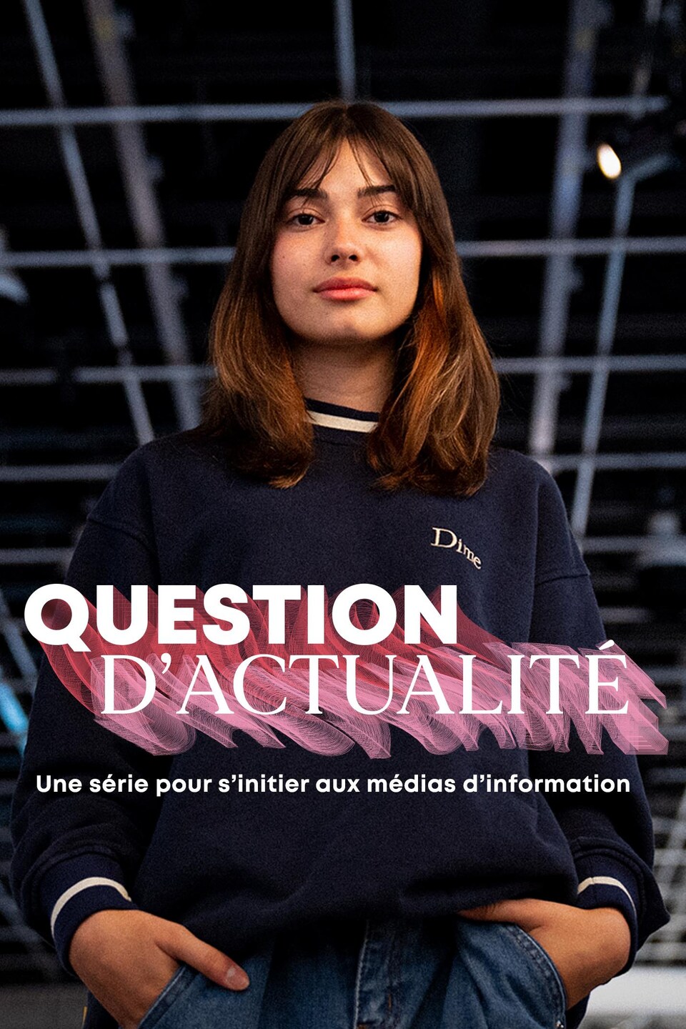 Estelle Fournier a les mains dans les poches. On voit le logo de Question d'actualité - Une série pour s'initier aux médias d'information.