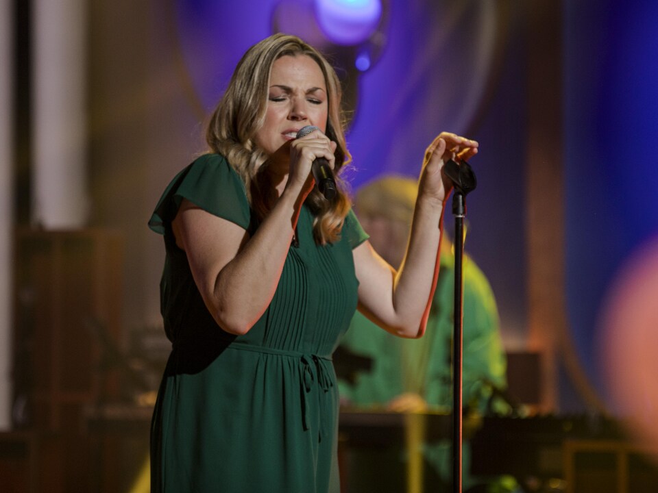Gabrielle Destroismaisons chante à l'émission Bonsoir bonsoir.