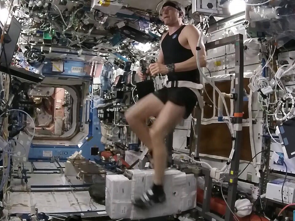 L'astronaute québécois David Saint-Jacques s'entraîne dans l'espace.