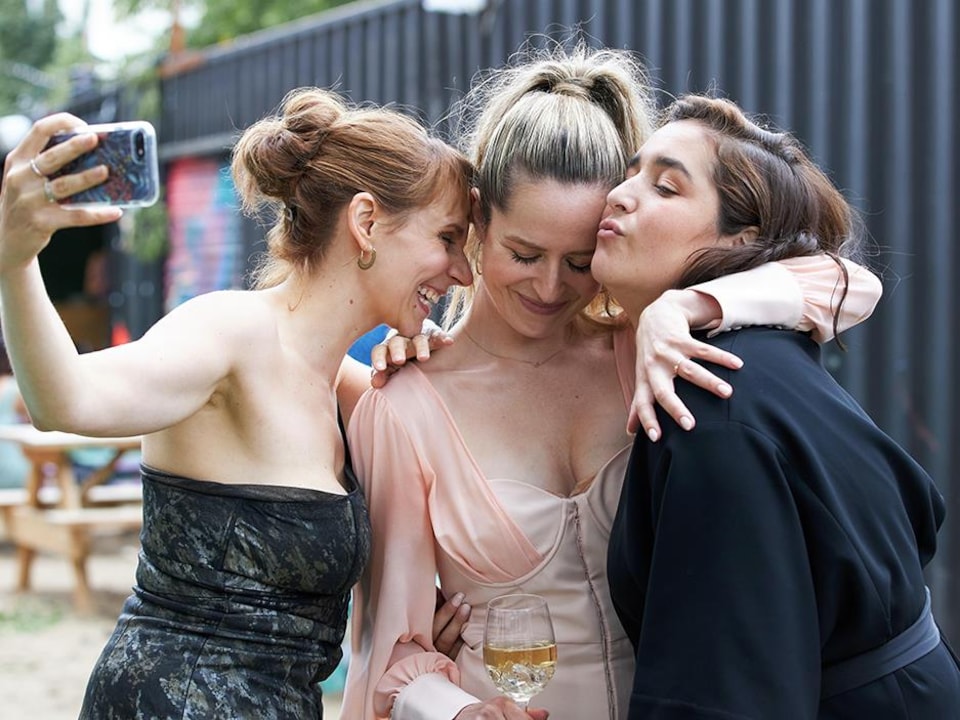 Trois jeunes filles (Léane Labrèche-Dor, Catherine Chabot et Mariana Mazza) se collent en faisant un selfie.