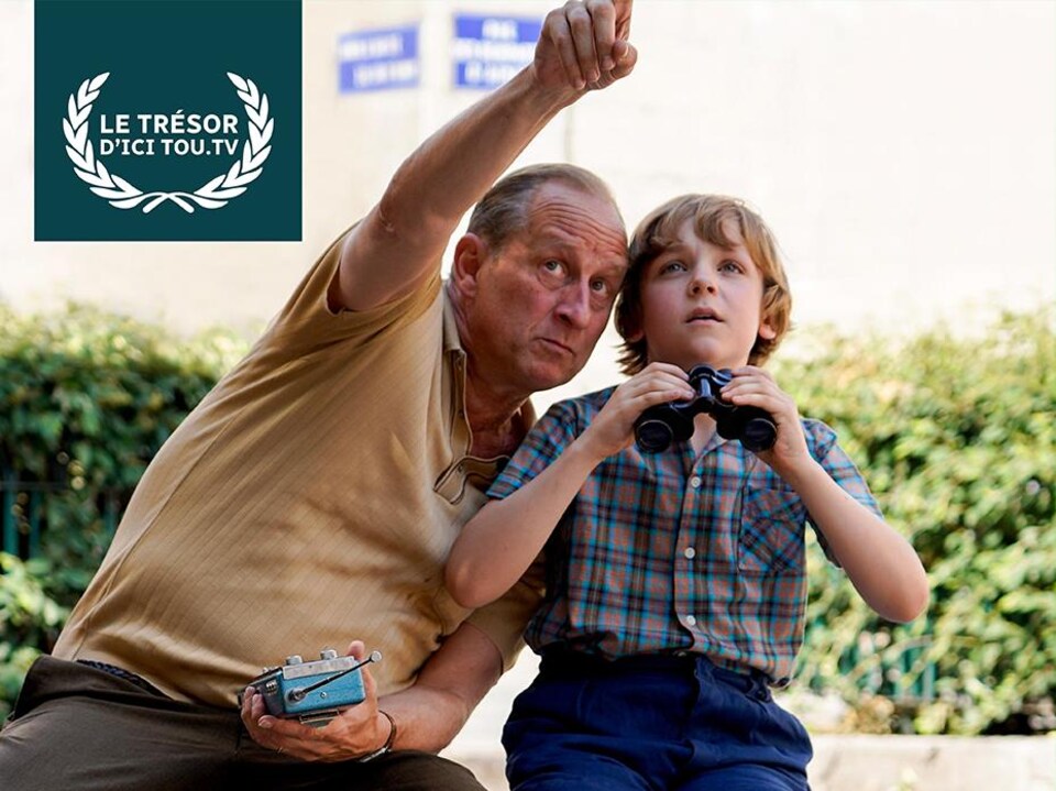 Un homme (Benoît Poelvoorde) montre du doigt quelque chose dans le ciel à un enfant qui tient des jumelles, sous la mention Le trésor d'ICI Tou.tv.