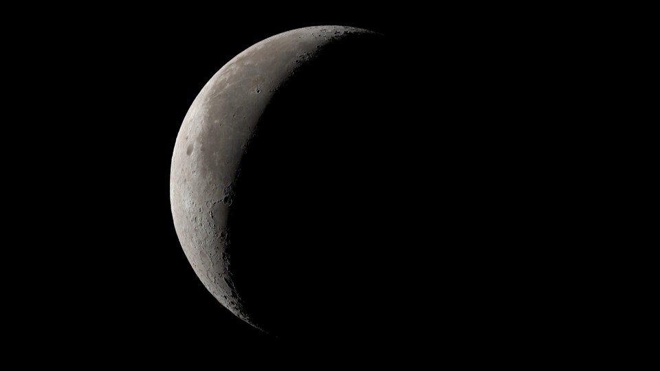 Un croissant de Lune vu au télescope.