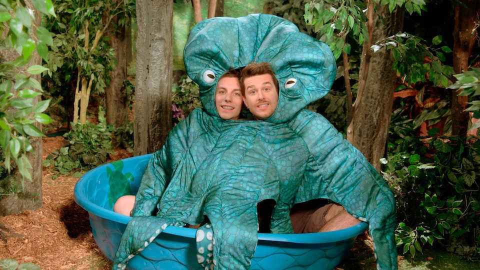 Pier-Luc et Pierre-Yves sont déguisés en pieuvre sont dans une petite piscine en plastique.