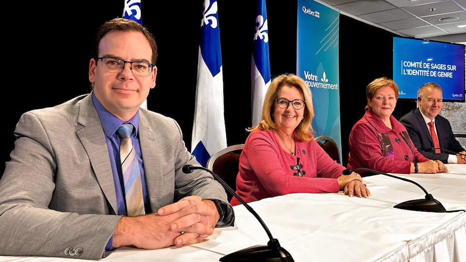 (de gauche à droite) Patrick Taillon, Diane Lavallée, Suzanne Roy et Dr Jean-Bernard Trudeau. 