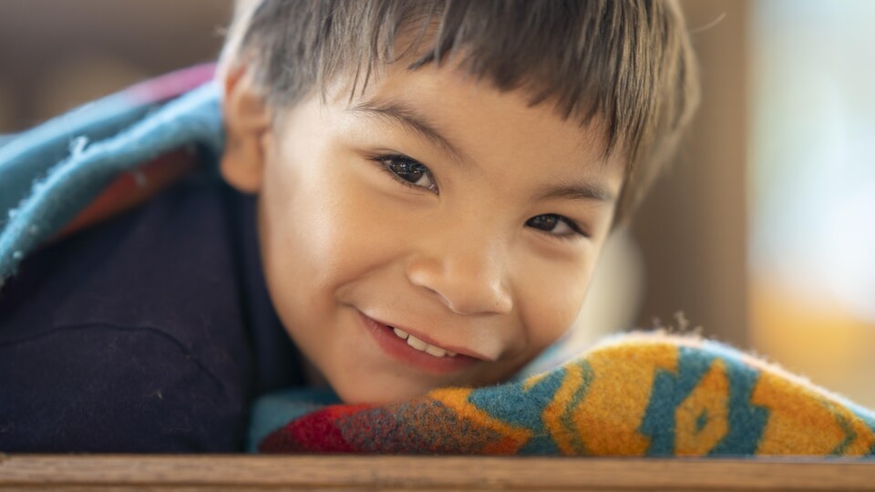 Il a 4 ans, il a des origines autochtones et sourit à la caméra