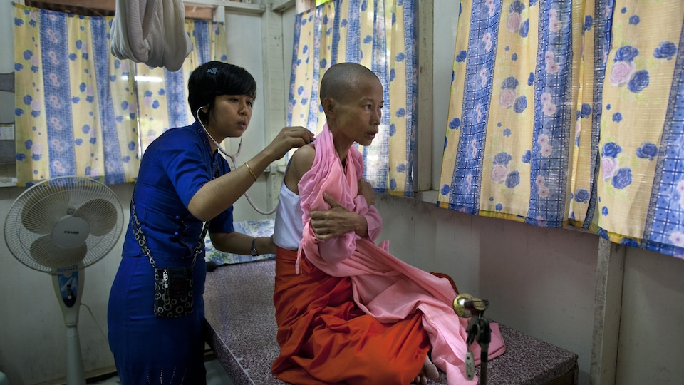 Une religieuse atteinte du SIDA reçoit des soins au Myanmar. 