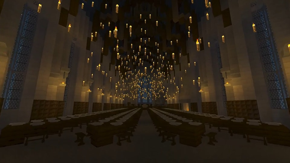 La grande salle de Poudlard avec des centaines de chandelles flottantes, modélisée dans Minecraft. 