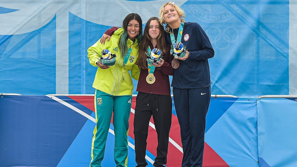 (de gauche à droite) Raicca Ventura, Fay Ebert et Bryce Wettstein sourient sur un podium des Jeux panaméricains.