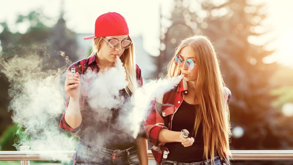Deux adolescentes vapotent.