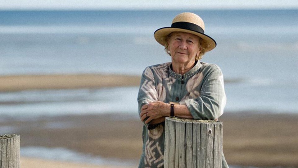 L'auteure Antonine Maillet sur le bord de la plage.
