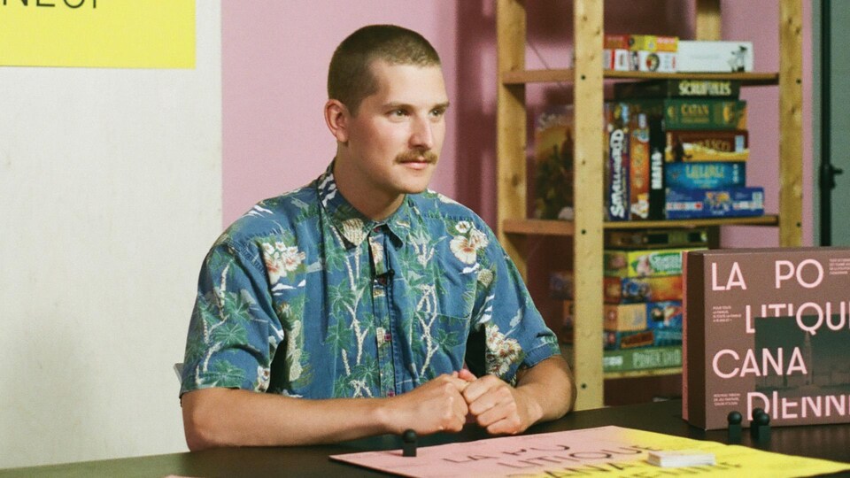 Julien Lamoureux durant le tournage du programme électoral de Rad.