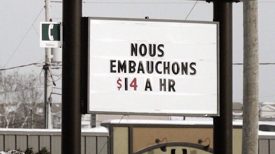 Une pancarte « nous embauchons ».