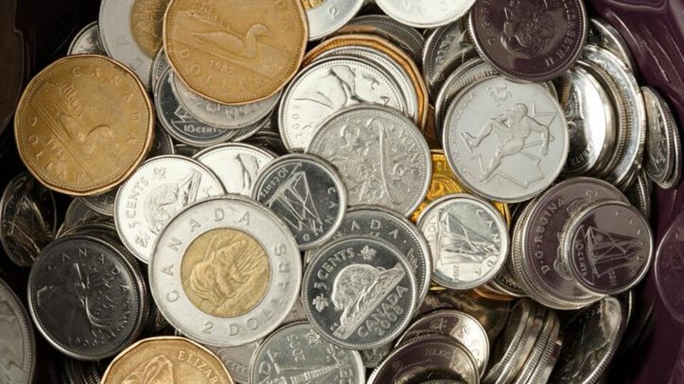 Des pièces de monnaie canadienne