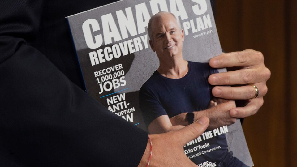 Erin O'Toole porte un t-shirt noir sur la couverture de la plateforme conservatrice.