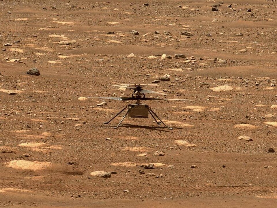 L’hélicoptère Ingenuity fait tourner ses hélices sur la surface de Mars.