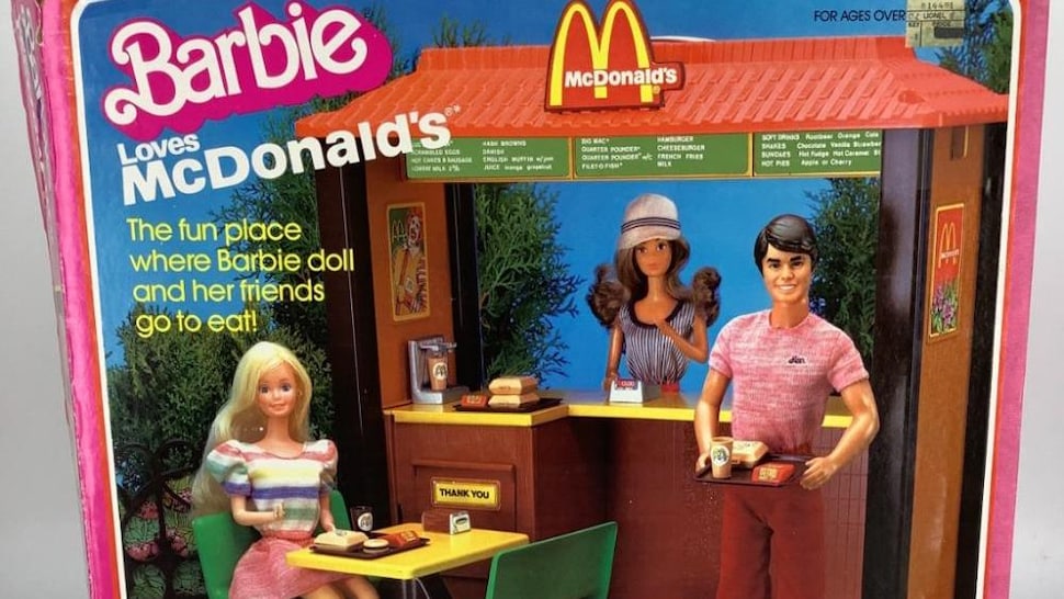 Boîte d'un ensemble de Barbie à l'effigie de McDonald's. 