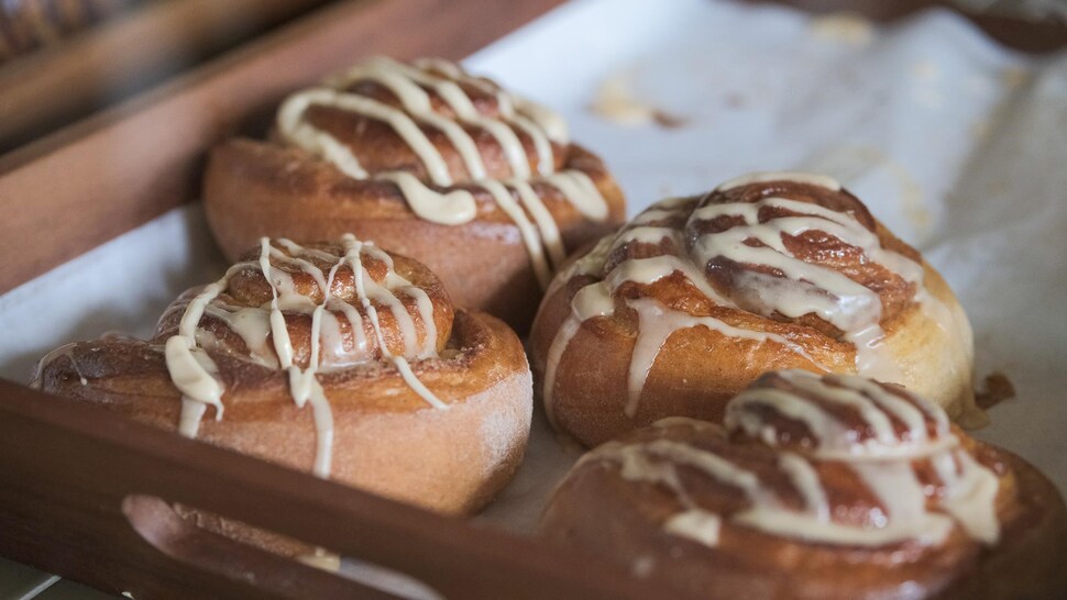 Des brioches dans un présentoir.