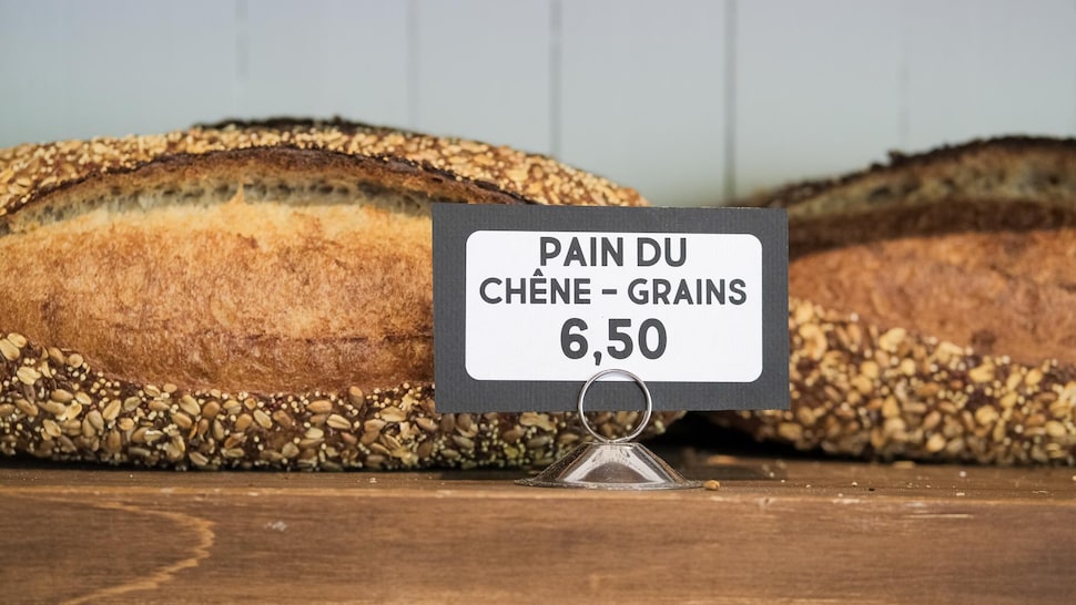 Une affichette devant un pain avec grains. 