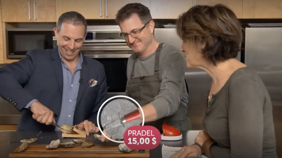 Trois personnes testent des couteaux à huîtres dans une cuisine.