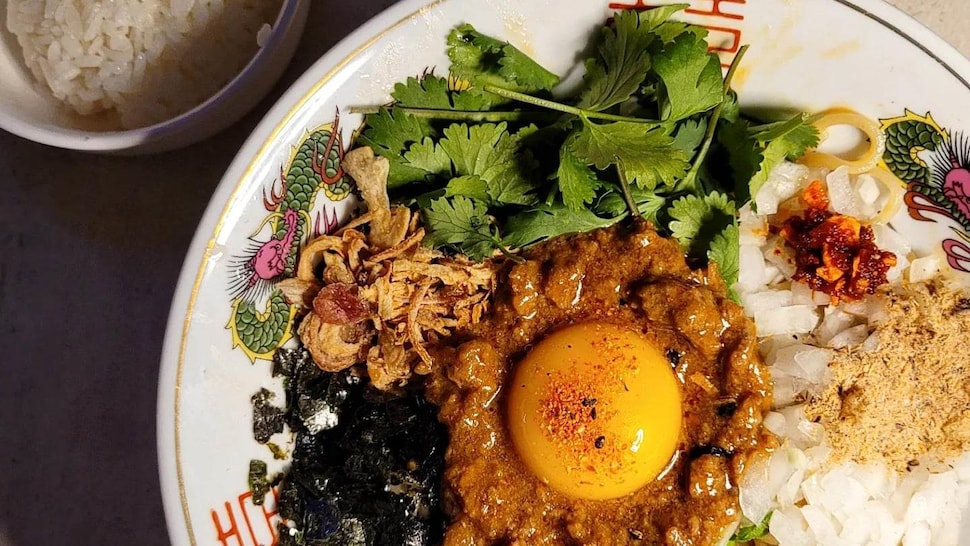 Un plat avec oeuf, riz, oignon, algues.