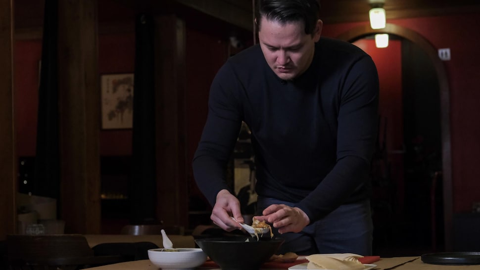 Le chef Steven Wong élabore une recette plus recherchée afin de sublimer les traditions de la cuisine de ses ancêtres.