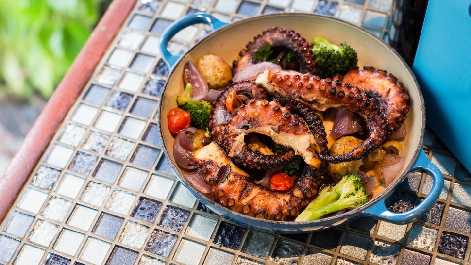 Une casserole de pieuvre Lagareiro, un classique de la cuisine portugaise.