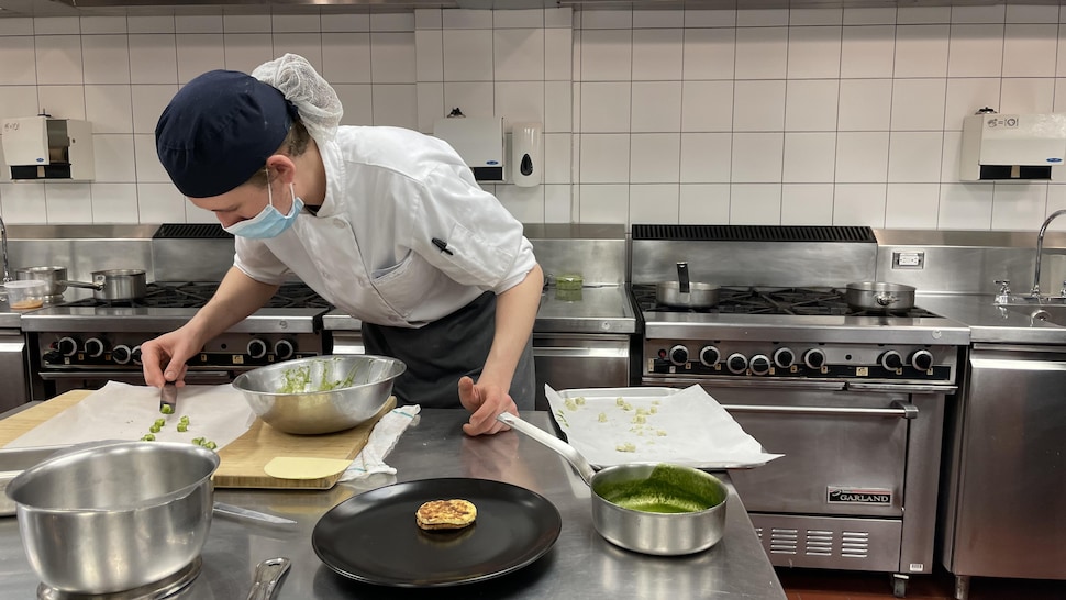 Un étudiant de l'ITHQ cuisine un met. 