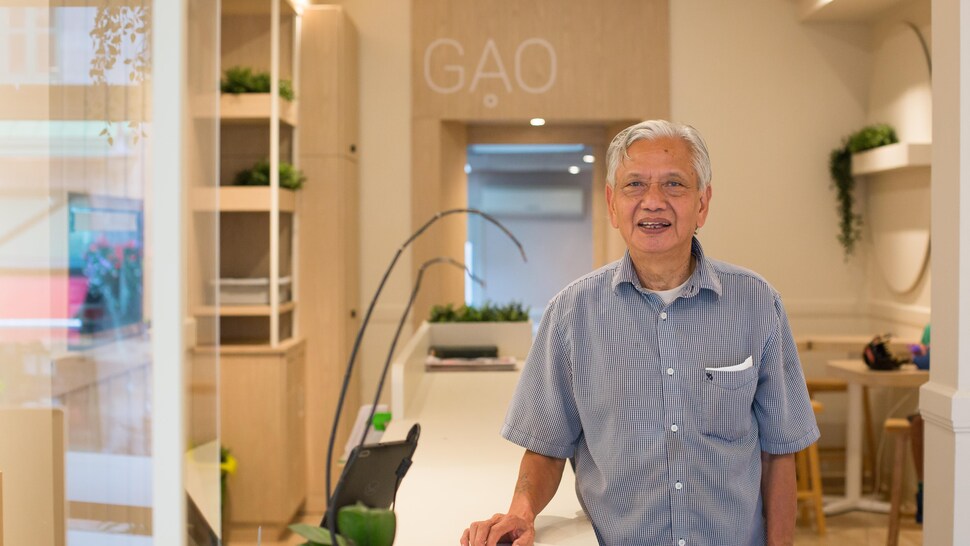Dao Phan, le père de Minh Hieu pose dans le restaurant familial.