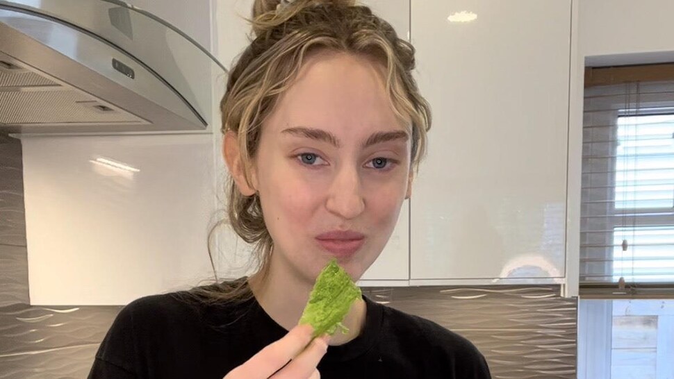 Michelle Furtado, tiktokeuse de Mordu, teste les chips de salade. 