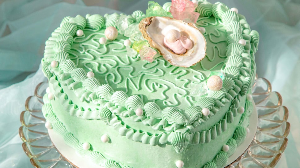 Un gâteau en forme de cœur nappé d'un glaçage texturé. 
