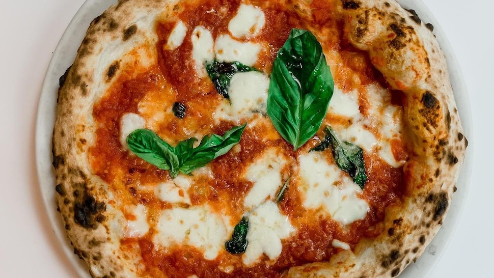 Une pizza margherita.