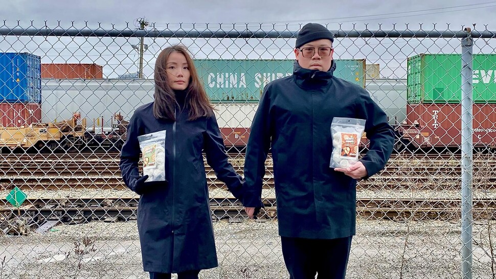 Pearl Lam et Dickson Li se tiennent par la main. 