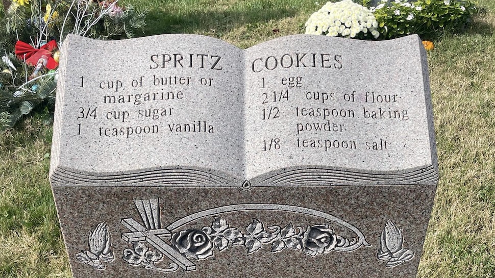 Une pierre tombale sur laquelle est gravée une recette de biscuits spritz. 