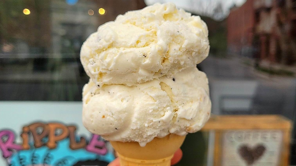 Un cornet de crème glacée avec deux boules.