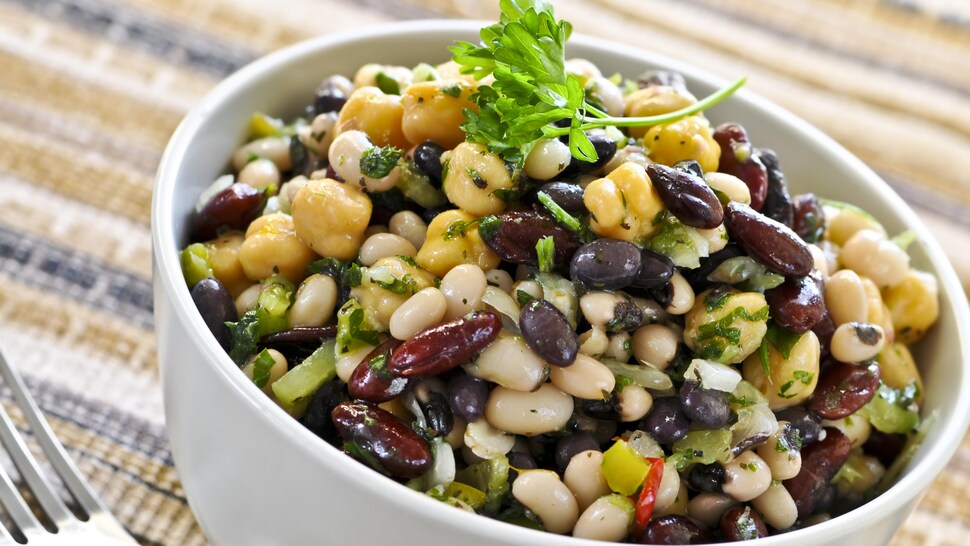 Un bol de salade de fèves mélangées.