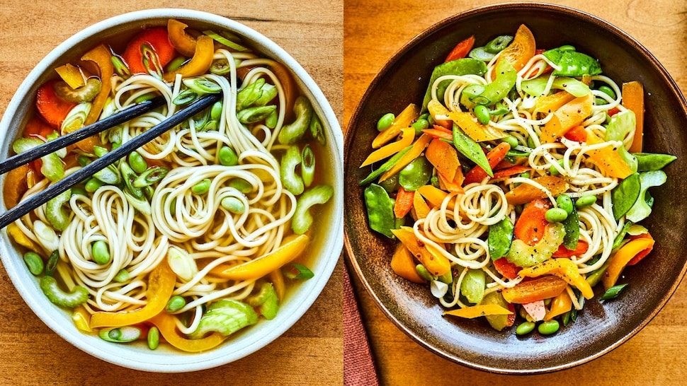 Deux bols sont posés côte-à-côte: l'un est rempli de salade et l'autre, de soupe.