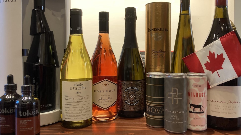 Des bouteilles de vins canadiens comme le Vieux Pin, le Rosewood et le Lightfoot sont posées côte à côte.
