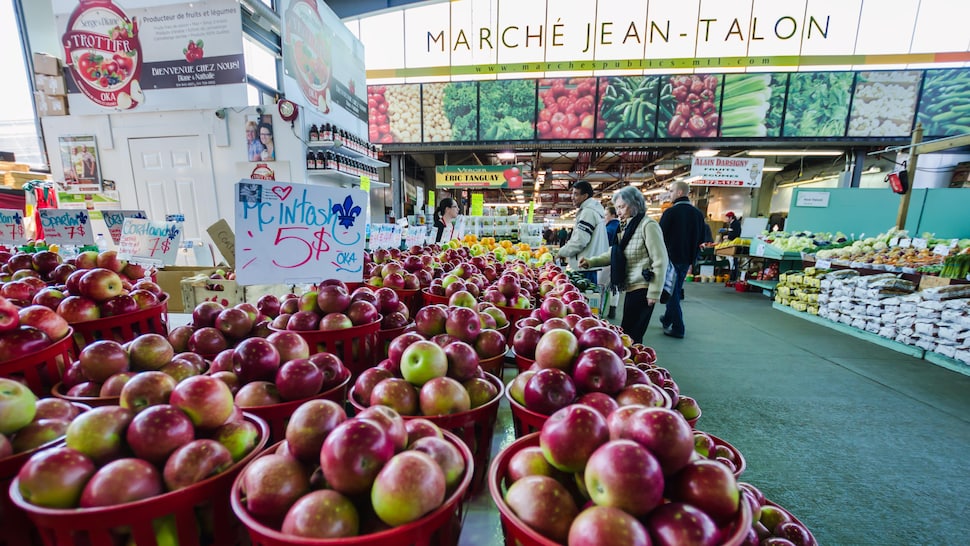 Des pyramides de pommes McIntosh sont proposées aux clients. 