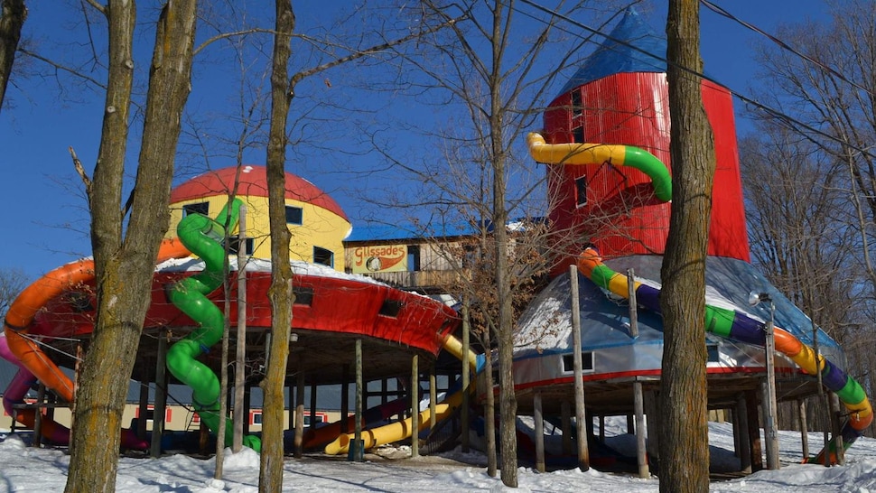 Deux immenses installations pour les enfants en forme de soucoupe volante et de fusée.